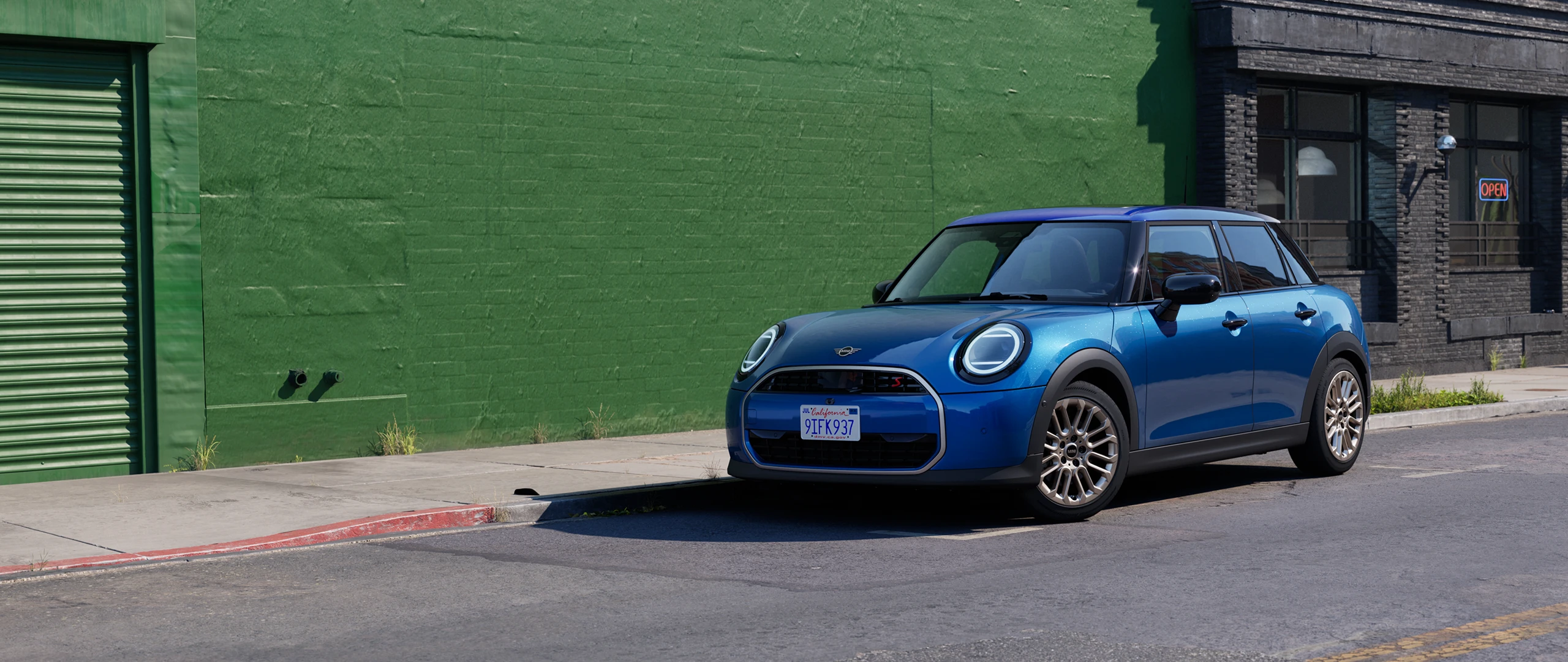 MINI Cooper 5 puertas - vista lateral - Icy Sunshine