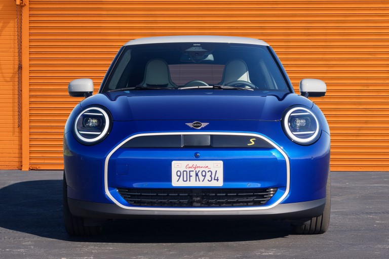 Mejoras de MINI Connected - high beam assistant