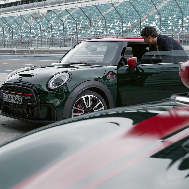 MINI John Cooper Works Clubman – verde y rojo – vista lateral