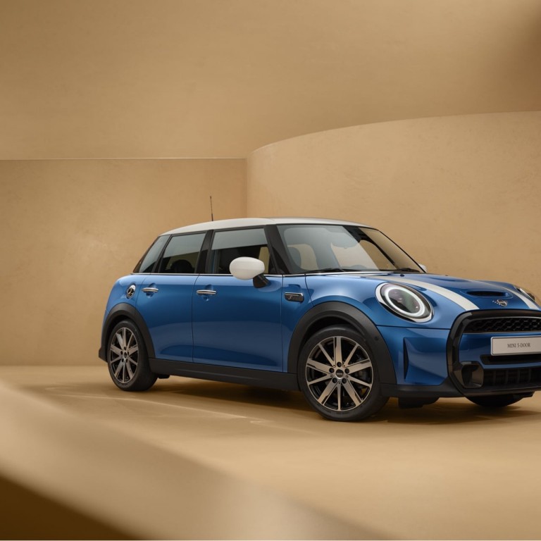 MINI 5 puertas Hatch – vista lateral frontal – azul y blanco
