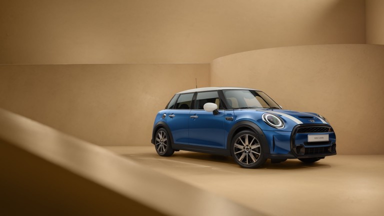 MINI 5 puertas Hatch – vista lateral frontal – azul y blanco